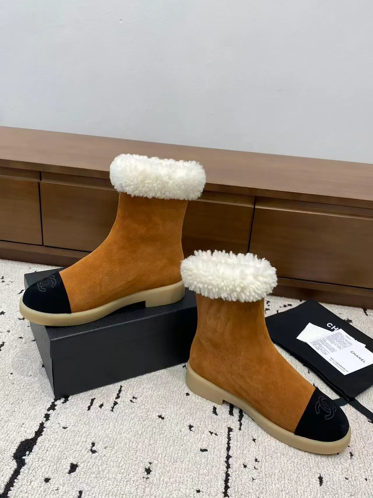 👟👟Ex-factory price 700👟👟 🍀Chanel 2025 autumn and winter furry snow boots. Chanel new autumn and winter genuine wool slippers and boots. Xiaoxiang’s 2025 autumn and winter most beautiful snow boots. Classic, beautiful and warm snow boots❤️Super warm! It's enough to have it this winter, it's really beautiful and fairy~ Materials and craftsmanship: The upper is made of custom sheepskin/wool/sheepskin, and the inner pads are all made of wool. It feels very soft and comfortable! The sole is the original TPU outsole Size: 35-39 (40.41 customized, non-refundable)